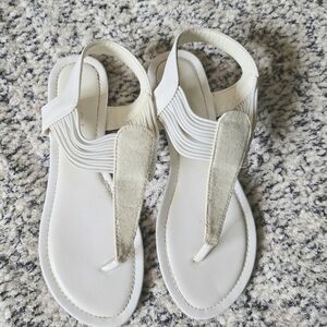 Boho Elegant White Sandals with Padded Collar and Rounded‎ Toe